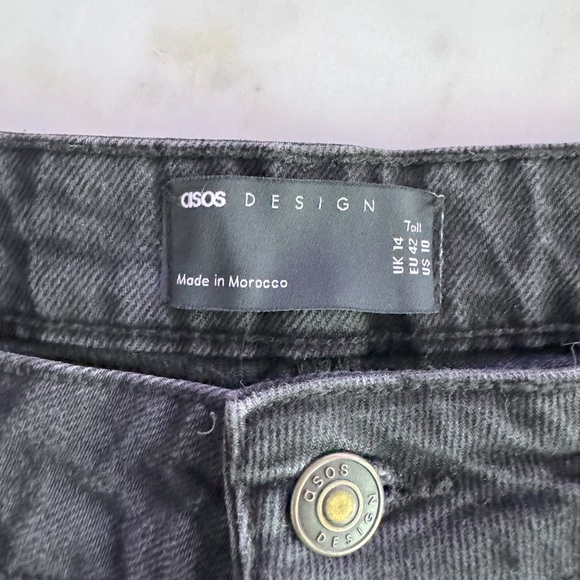 ASOS Design High Rise Tall Black jean shorts - Picture 2 of 3